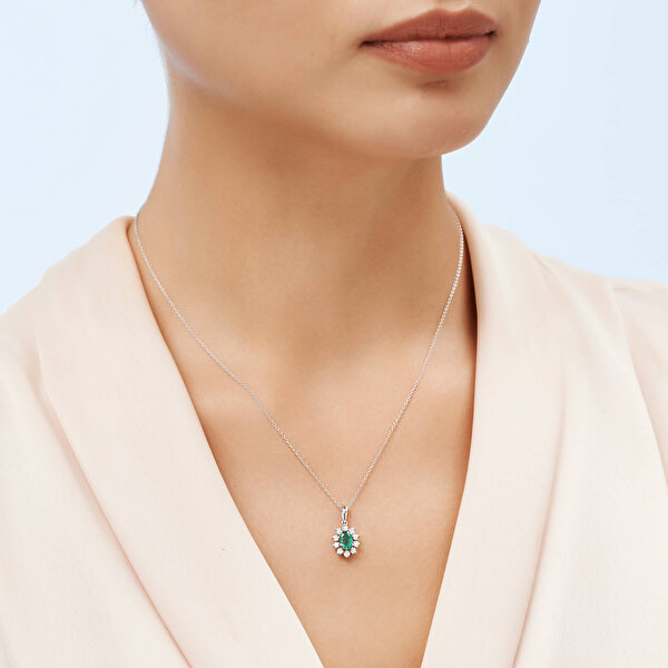 0.50 Karat Pırlanta Zümrüt Oval Kolye