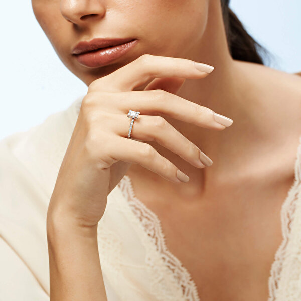 0.24 Karat Pırlanta Kolları Taşlı Baget Yüzük