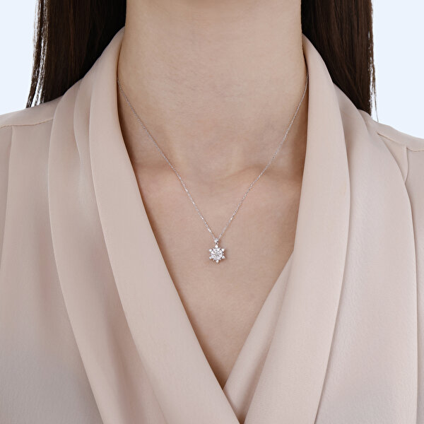 0.13 Karat Pırlanta Lotus Çiçeği Kolye