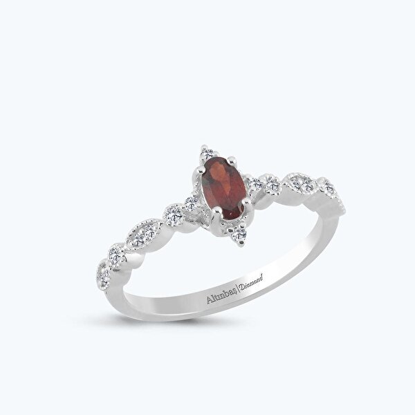 0.12 Karat Pırlanta Garnet Taşlı Oval Yüzük