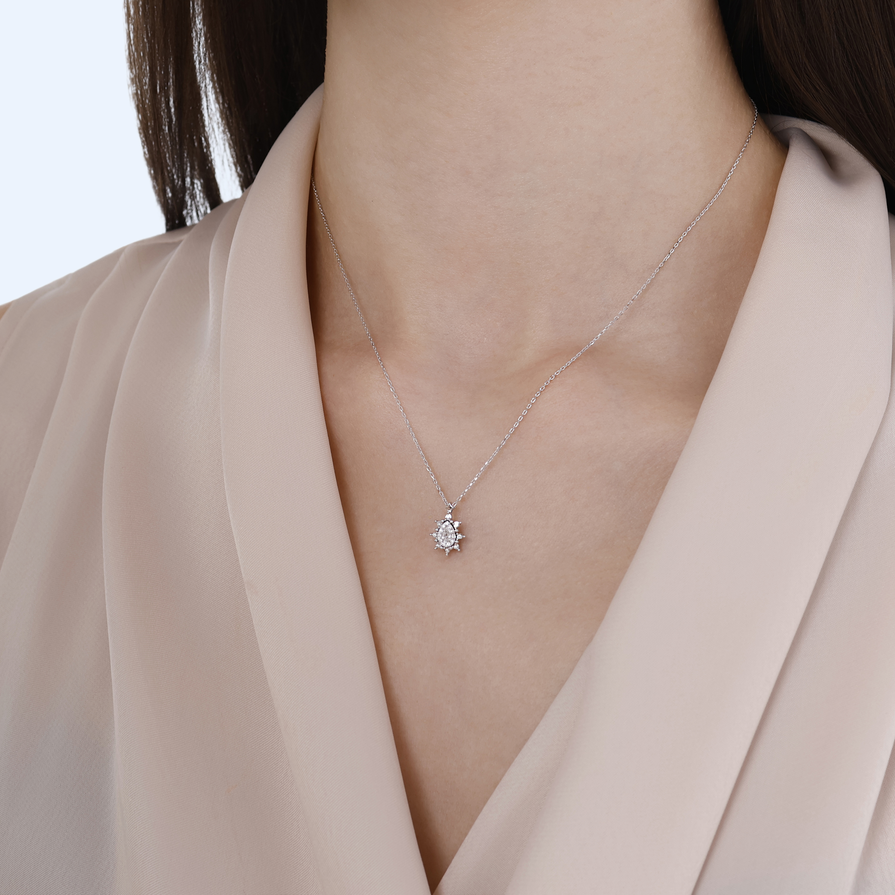 0.15 Karat Pırlanta Lotus Çiçeği Kolye