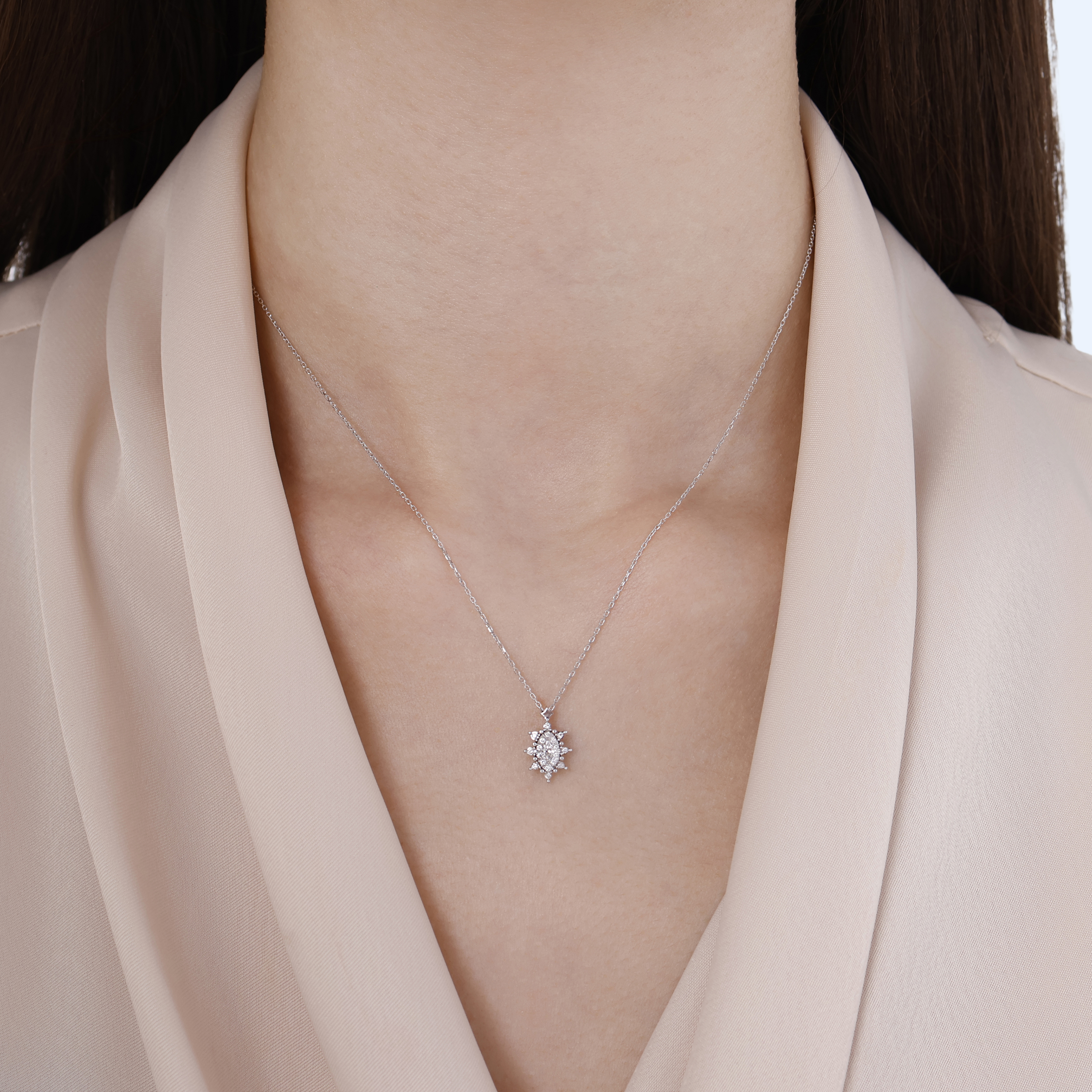 0.18 Karat Pırlanta Lotus Çiçeği Kolye